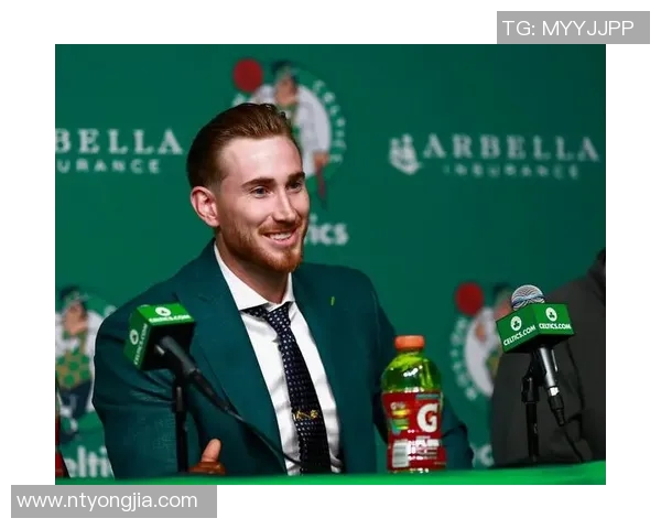 足球明星女友奢华游艇度假照片曝光尽显魅力与风采